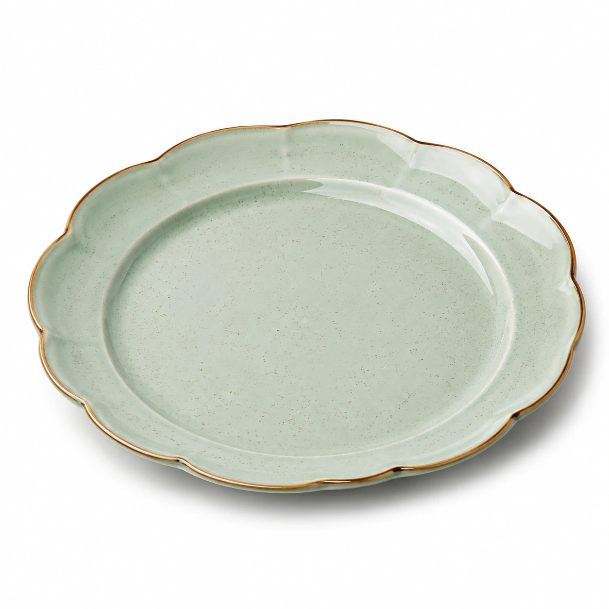 Assiette plate 27 cm en céramique vert clair à bord festonné