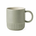 Mug 350 ml en céramique vert sauge à relief strié pour boissons chaudes